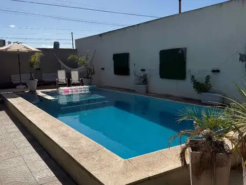 CASA EN VENTA CON PILETA CLIMATIZADA EN OLAVARRIA