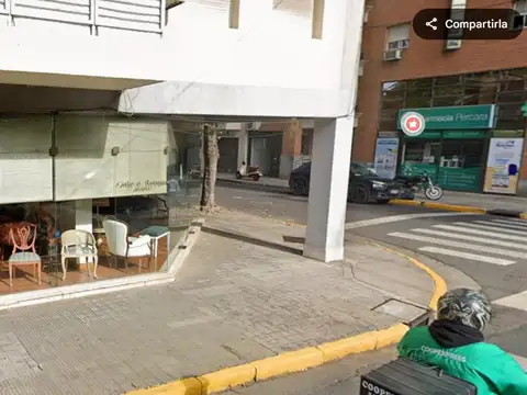 LOCAL en ESQUINA Estratégica con Frente Vidriado y Máxima 