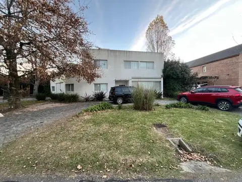 Venta de casa tres dormitorios, Abril Club de Campo