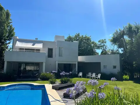 Casa 4 ambientes con 4 baños