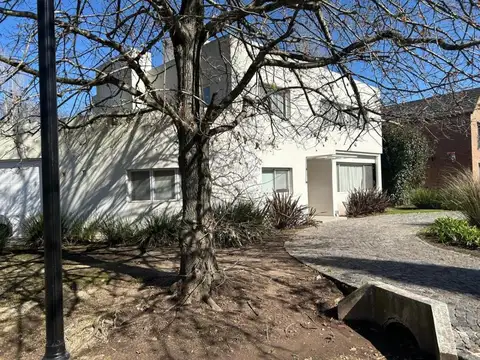 Casa en Venta en Abril Club De Campo, USD 680.000