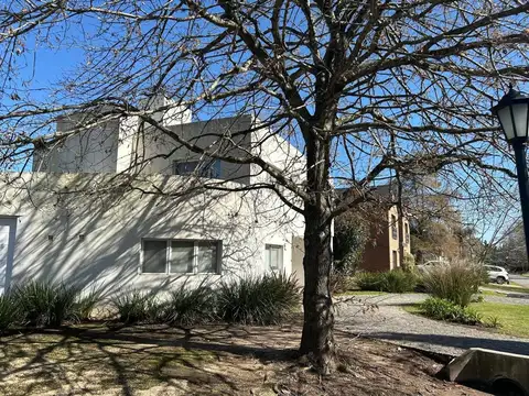 Casa en Venta en Abril Club De Campo, USD 740.000