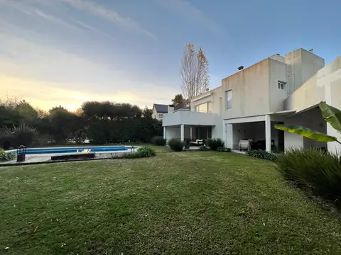 Venta de casa tres dormitorios, Abril Club de Campo