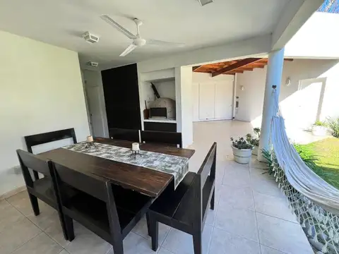 Venta de casa tres dormitorios, Abril Club de Campo