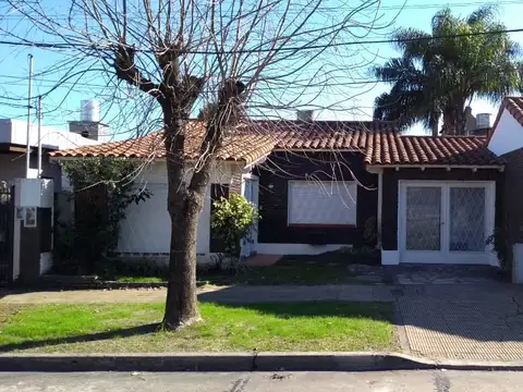 Chalet 4 Ambientes con Pileta en Alquiler - Castelar Norte.
