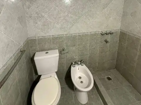 Peron 2600, Piso 2º