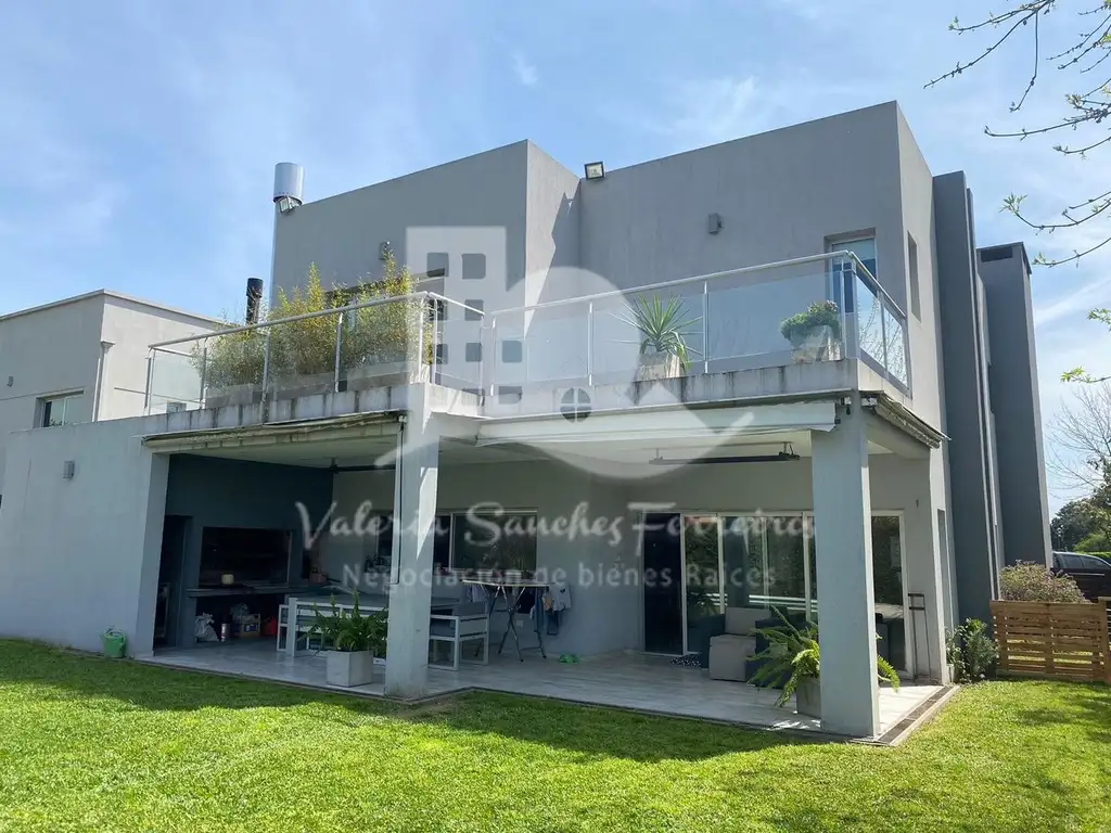 Casa - 200  m² Cubierta | 3 dormitorios | 2 baños | 4 ambientes | 1 cochera | Muy Bueno
