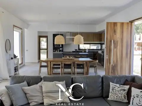 Casa 4 ambientes con 2 baños