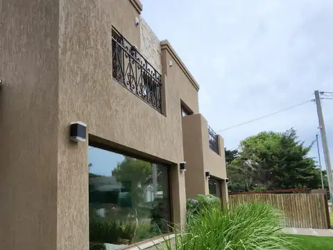 Complejo en venta - 4 Dormitorios 4 Baños - Cochera - 540Mts2 - Monte Hermoso