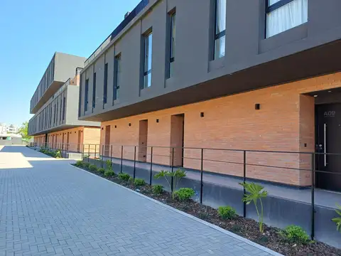 Venta Departamento Dúplex 3 ambientes en condominio UP Pilar con acceso a Pilar Lagoon