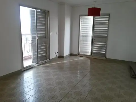 3 AMBIENTES AMPLIOS AL FRENTE SOBRE AVDA. MITRE