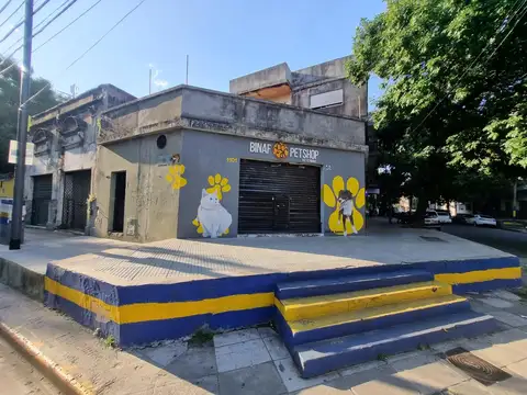LOCAL EN ESQUINA , DOS VIDRIERAS , SIN EXPENSAS
