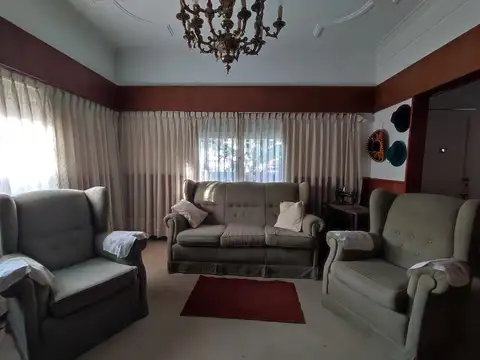 CASA 6 AMBIENTES EN VENTA BERNAL PISCINA QUINCHO