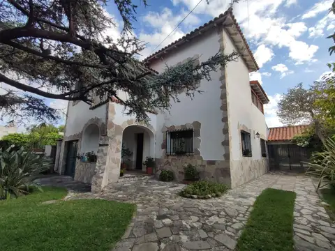 CASA 6 AMBIENTES EN VENTA BERNAL PISCINA QUINCHO