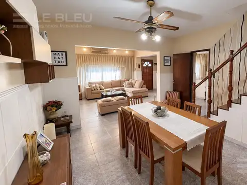 Casa 5 ambientes con 2 baños