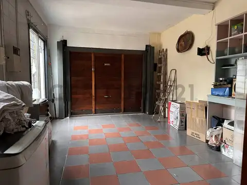 CASA EN VENTA | Lote propio con alma de hogar | Ambientes luminosos, Jardín y cochera doble en Flori
