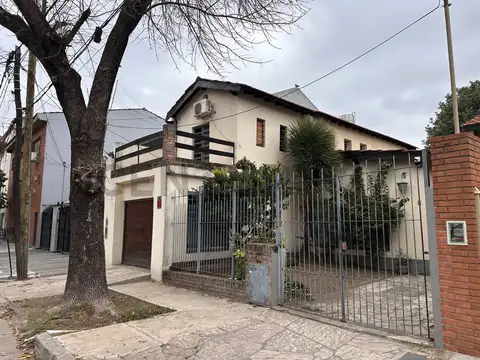 CASA EN VENTA | Lote propio con alma de hogar | Ambientes luminosos, Jardín y cochera doble en Flori