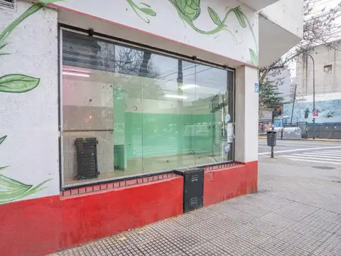 Local en Esquina sobre Av. Jujuy, Gran Visibilidad