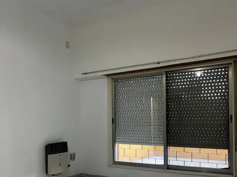 V. Adelina (Amancio Alcorta 3965) Ph 3 ambientes con patio. Planta baja