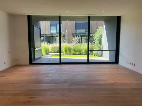 Casa en Alquiler con 2 cocheras