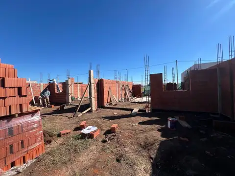 VENTA DUPLEX 3 DORMITORIOS PAMPAS DE MANANTIALES