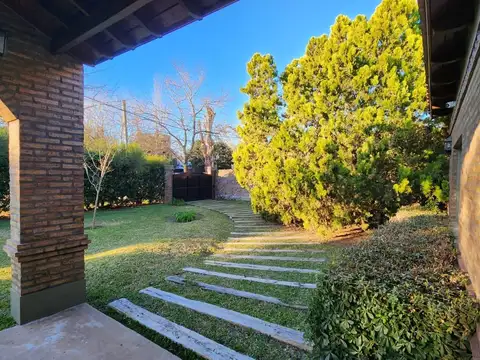 Casa 5 ambientes con 4 baños