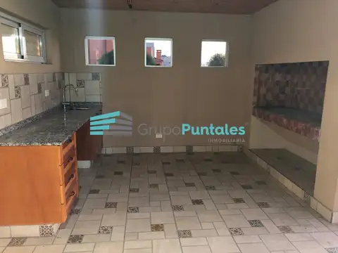 Casa en Alquiler con 4 cocheras