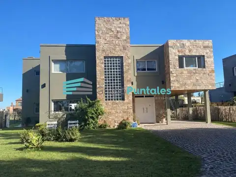 Casa en El Principado con 4 dormitorios y playroom con fondo a laguna. Alquiler o Venta