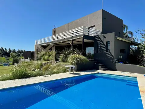 Casa 6 ambientes con 4 baños
