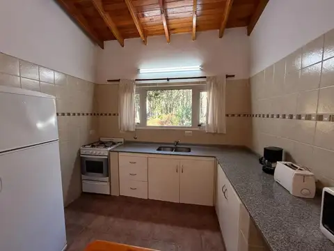 Casa 4 ambientes con 2 baños