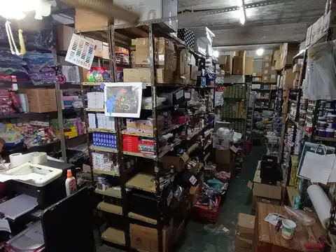 Venta de local y depósito en Llavallol