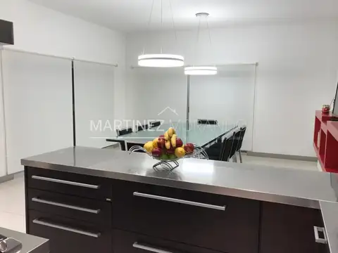 Casa en Alquiler con 5 cocheras