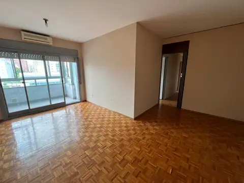 AMPLIO Y LUMINOSO DEPARTAMENTO 4 AMBIENTES CON BALCÓN Y COCHERA – EDIFICIO TORRE