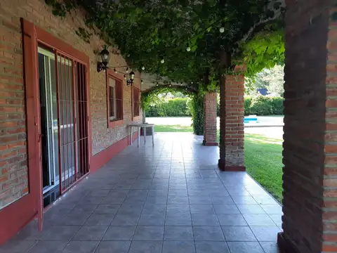 CASA VENTA TERRENO 2.400 M2 2 DORMITORIOS QUINCHO JARDIN PISCINA BARRIO LOS AROMOS ROLDAN