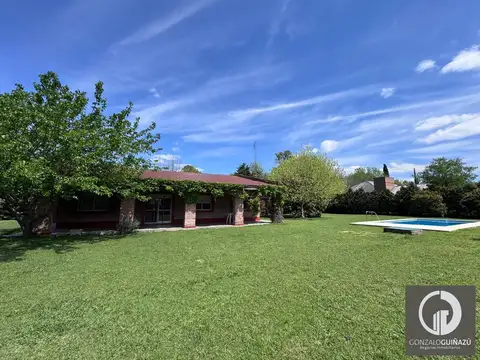 CASA VENTA TERRENO 2.400 M2 2 DORMITORIOS QUINCHO JARDIN PISCINA BARRIO LOS AROMOS ROLDAN