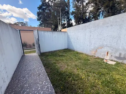 Depto Tipo Casa en Alquiler en Graham Bell, $ 670.000
