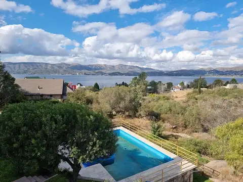 MUY LINDA CASA EN VENTA EN LAGO AZUL, BARRIO PRIVADO, CON VISTAS AL LAGO Y SIERRAS DESLUMBRANTES