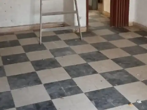 Casa a reciclar con 2 locales al frente sobre lote de 10 x 50m