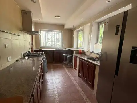 Casa 8 ambientes con 4 baños