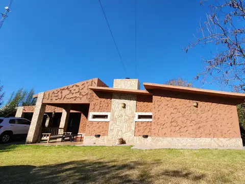 CASA CON PILETA EN VENTA - RODEO DE LA CRUZ