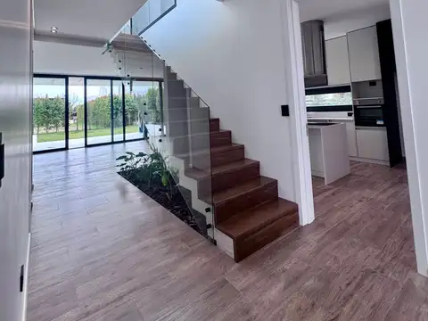 Casa en Venta con 3 cocheras