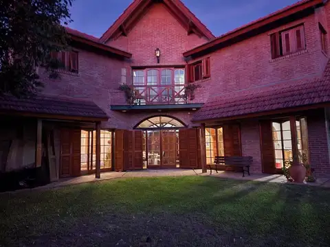 Casa en Venta con 2 cocheras