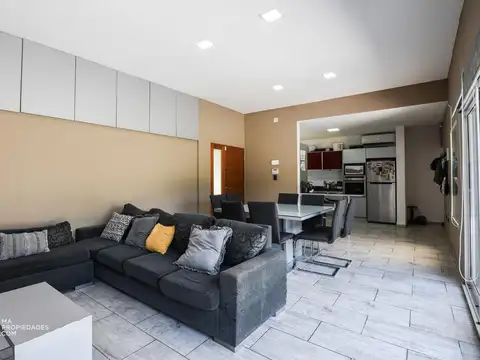 Casa 4 ambientes con 2 baños