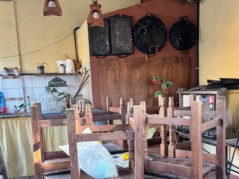 Casa 8 ambientes con 2 baños