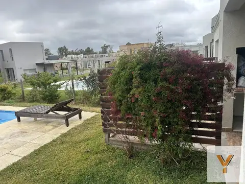Casa en venta - 3 Dormitorios 3 Baños - Pilar