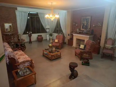 CASA 4 DORMITORIOS EN EL CENTRO DE JUNÍN!