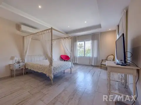 Casa en Venta con 3 cocheras