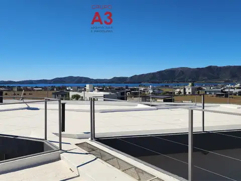 Casa en Barrio Náutico Puerto del Águila, con visuales panorámicas al Lago Los Molinos y las sierras. 893