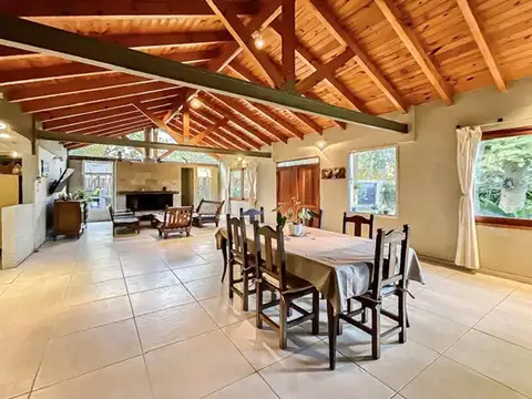 Casa 4 ambientes con 2 baños