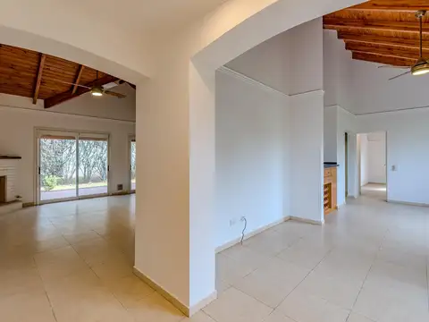 Casa en Alquiler con 2 cocheras
